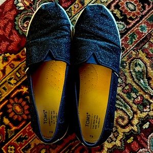 Tom’s Y6 shoes